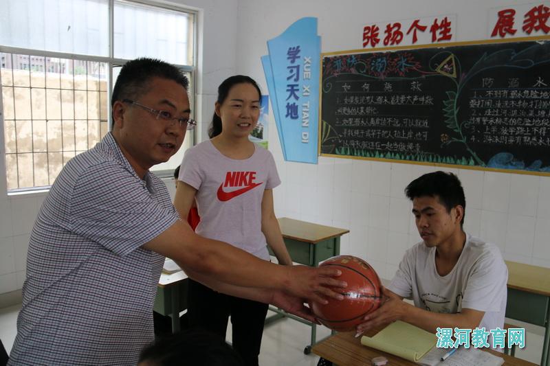 行业党委副书记刘栋斌向向学生献爱心（修改）.jpg