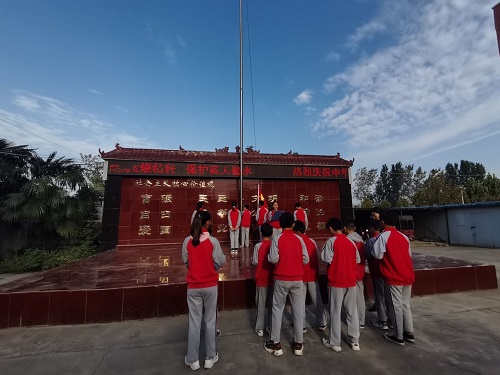 星期一早晨学生用葫芦丝吹奏国歌举行升旗仪式.jpg