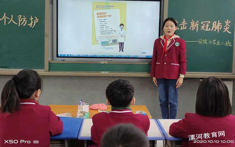 五二班李佳蔓同学在分享自己的学习心得.jpg
