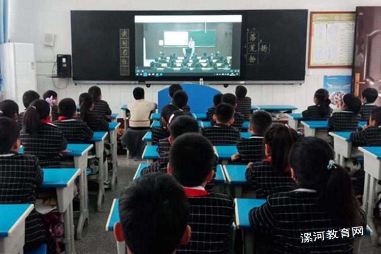 3教室内学生通过网络直播同步观看_副本.jpg