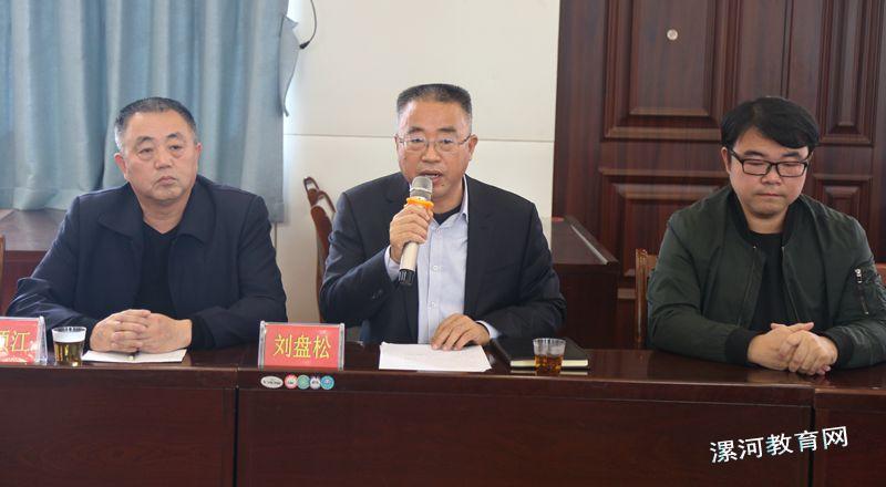 市委教育工委委员、市教育局党组成员、副局长刘盘松（中）提出要求.jpg