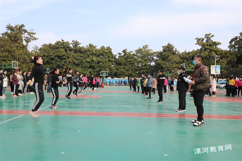 漯河育才学校举行庆“三八”女教职工跳绳比赛.jpg