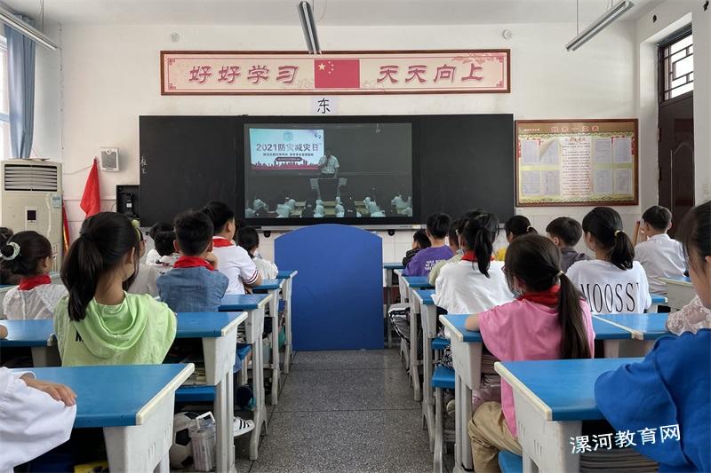 其余学生在教室观看网络直播2.jpg