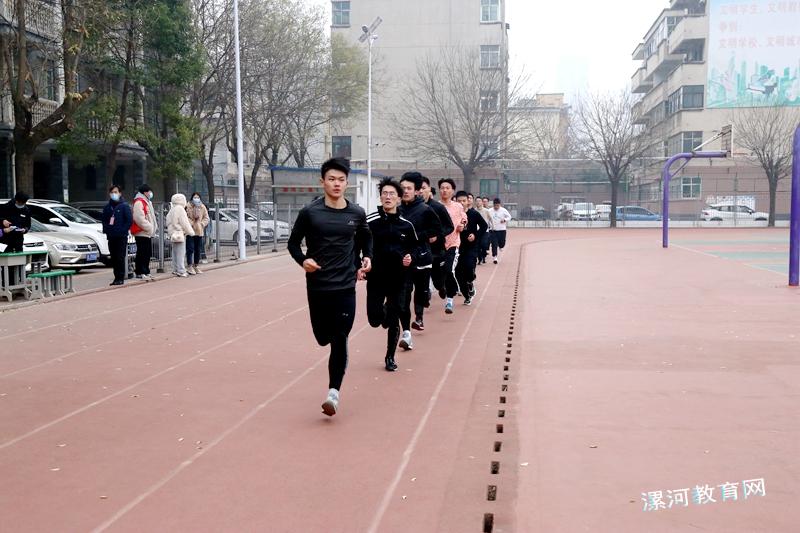 刘盘松察看我市普通高中应届毕业生体育与健康学业水平考试 中国财经新闻网 www.prcfe.com