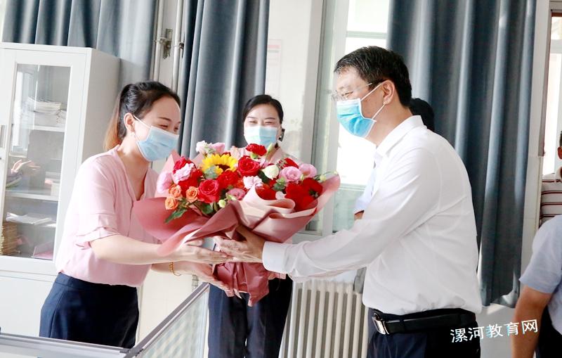 市委书记刘尚进看望慰问教师并调研学校疫情防控及开学情况